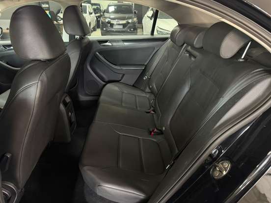 VOLKSWAGEN-JETTA-2011