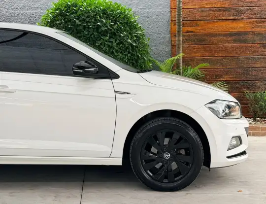 VOLKSWAGEN-POLO-2017