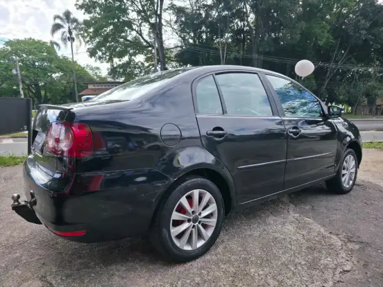 VOLKSWAGEN-POLO SEDAN-2011