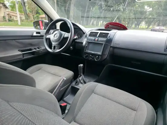 VOLKSWAGEN-POLO SEDAN-2011