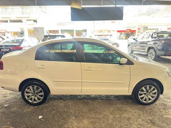 VOLKSWAGEN-POLO SEDAN-2012