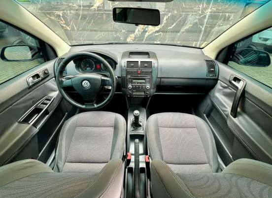 VOLKSWAGEN-POLO SEDAN-2009