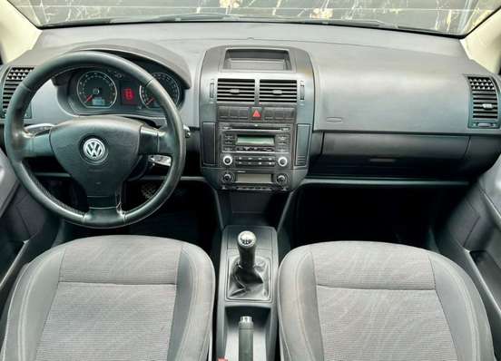 VOLKSWAGEN-POLO SEDAN-2009
