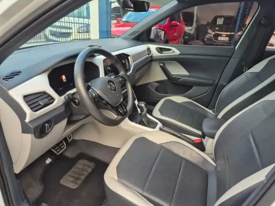 VOLKSWAGEN-T-CROSS-2019
