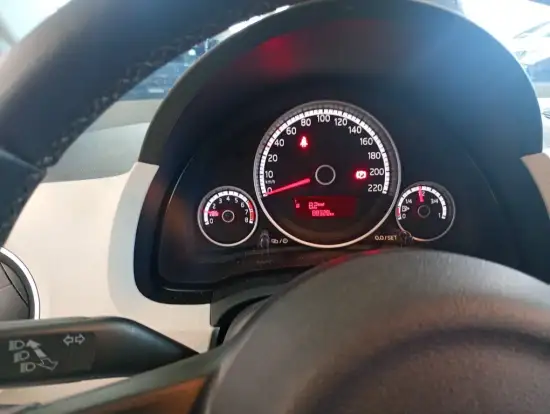 VOLKSWAGEN-UP-2016