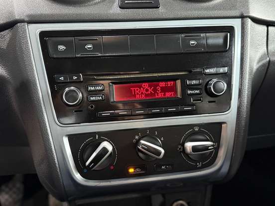 VOLKSWAGEN-VOYAGE-2015