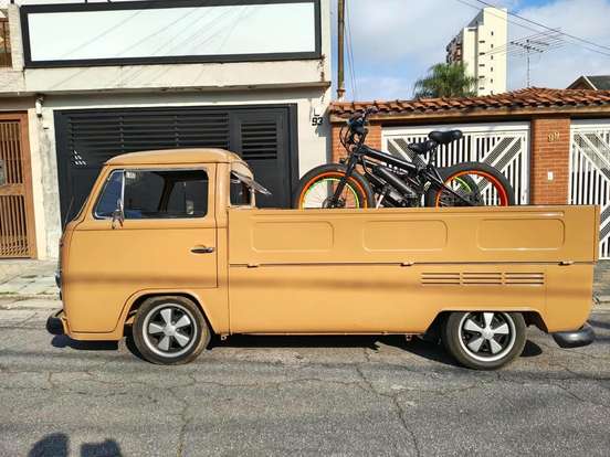 VOLKSWAGEN-KOMBI-1979