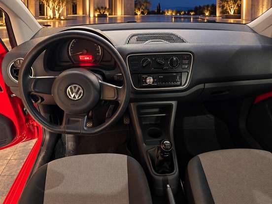 VOLKSWAGEN-UP-2016