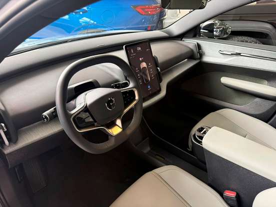 VOLVO-EX30-2024