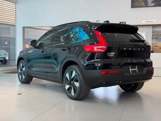 VOLVO-EX40-2026