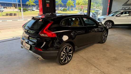 VOLVO-V40-2016