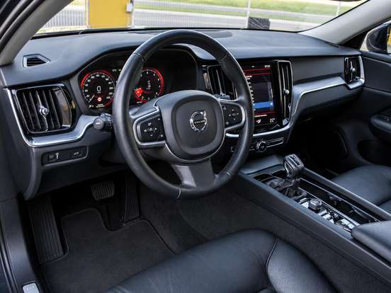 VOLVO-V60-2.0 T5 GASOLINA MOMENTUM GEARTRONIC VOLVO-V60-2019