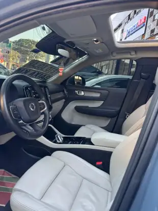 VOLVO-XC40-2021