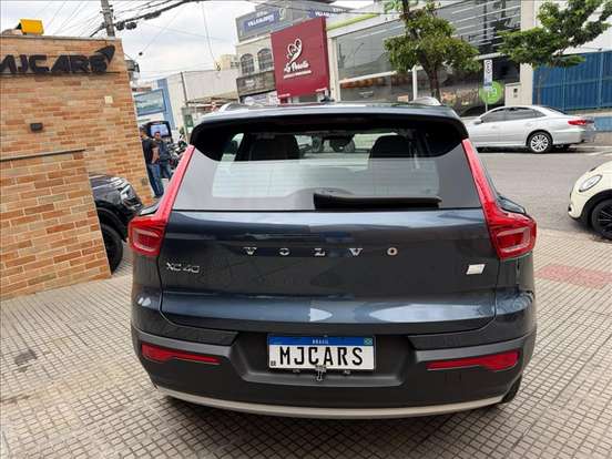 VOLVO-XC40-2021