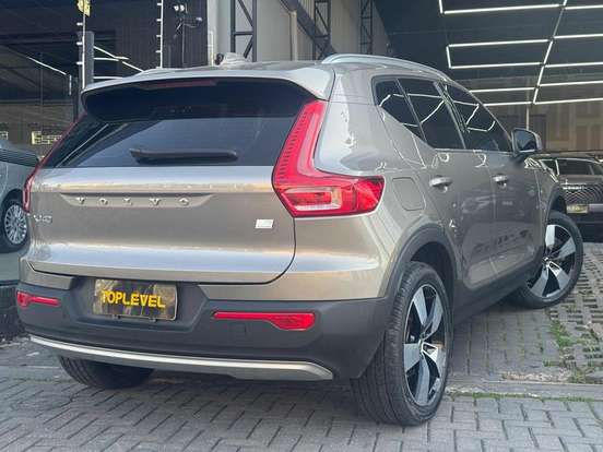 VOLVO-XC40-2021