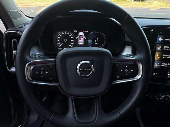 VOLVO-XC40-2021