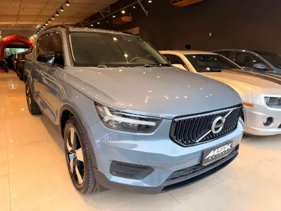 VOLVO-XC40-2020