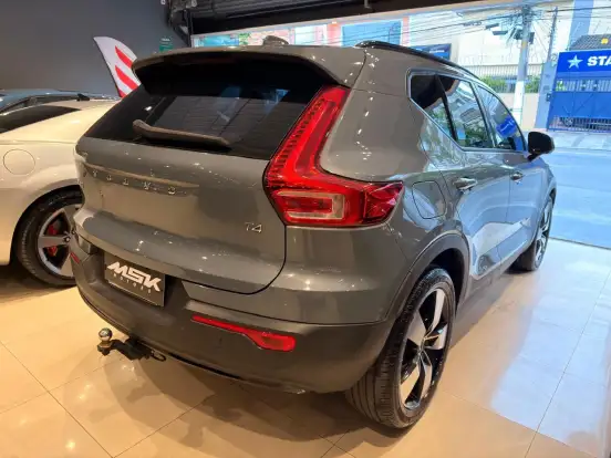 VOLVO-XC40-2020
