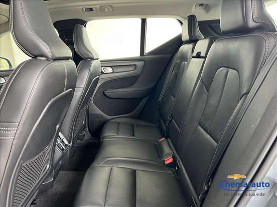 VOLVO-XC40-2020