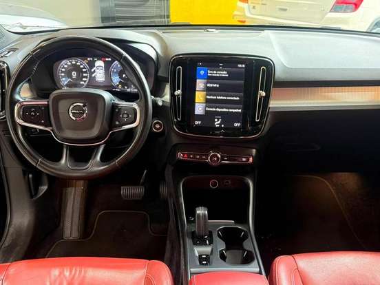 VOLVO-XC40-2019