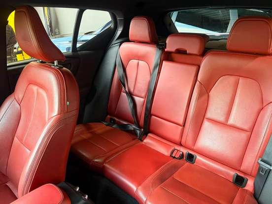 VOLVO-XC40-2019