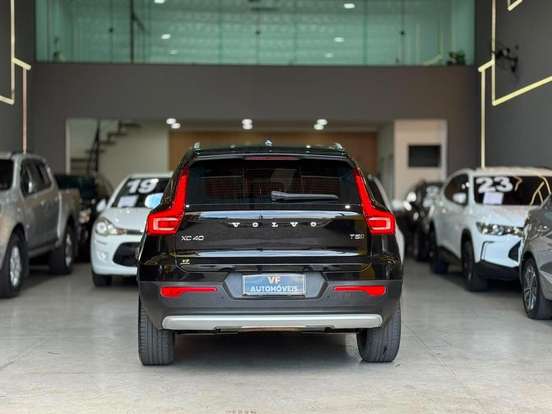 VOLVO-XC40-2019