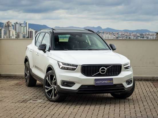 VOLVO-XC40-2019