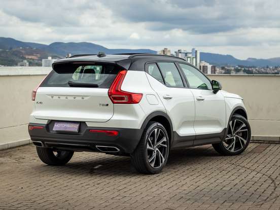 VOLVO-XC40-2019