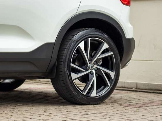 VOLVO-XC40-2019
