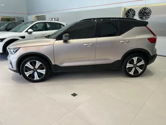 VOLVO-XC40-2022