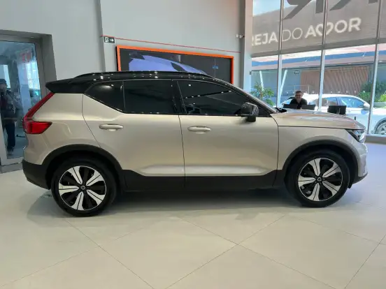 VOLVO-XC40-2022