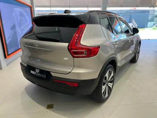 VOLVO-XC40-2022