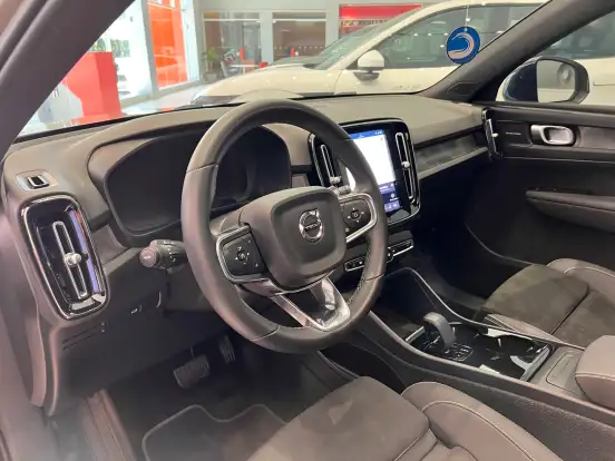 VOLVO-XC40-2022