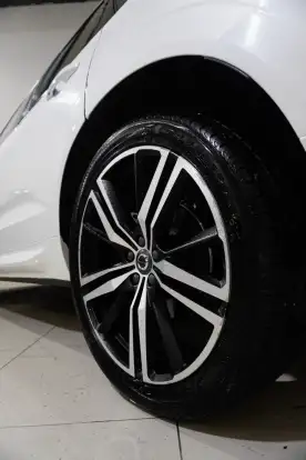 VOLVO-XC60-2018
