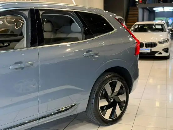 VOLVO-XC60-2023