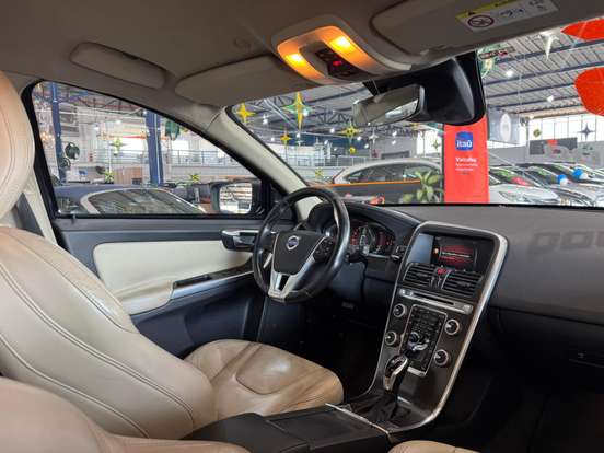 VOLVO-XC60-2015