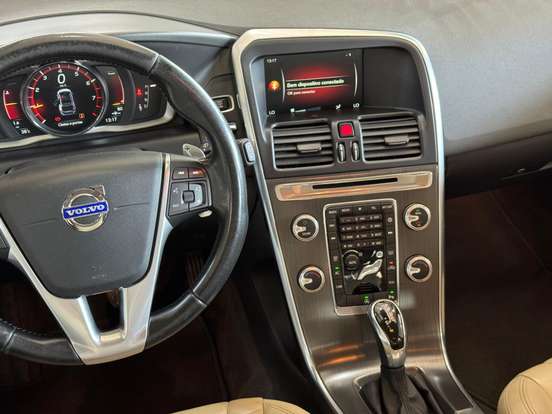 VOLVO-XC60-2015