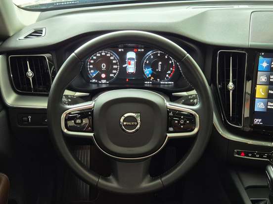 VOLVO-XC60-2.0 T5 GASOLINA MOMENTUM AWD GEARTRONIC VOLVO-XC60-2020