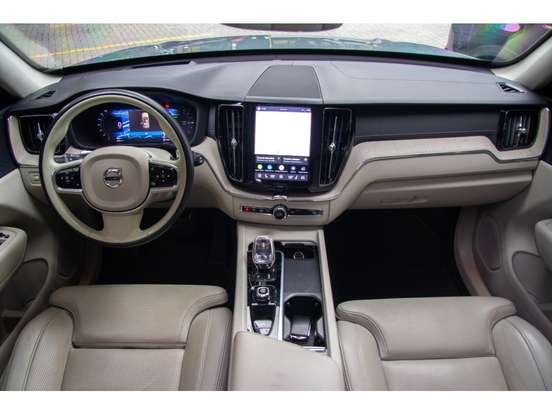 VOLVO-XC60-2021