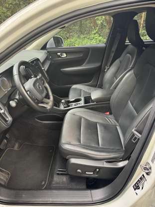 VOLVO-XC40-2019