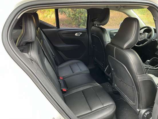 VOLVO-XC40-2019