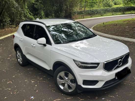 VOLVO-XC40-2019