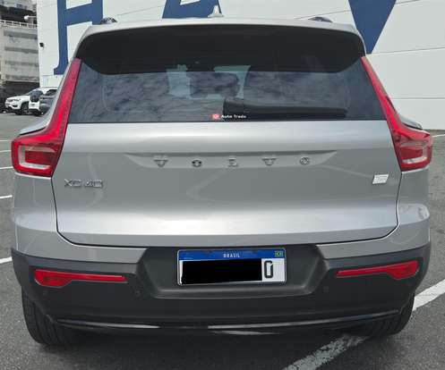 VOLVO-XC40-2023