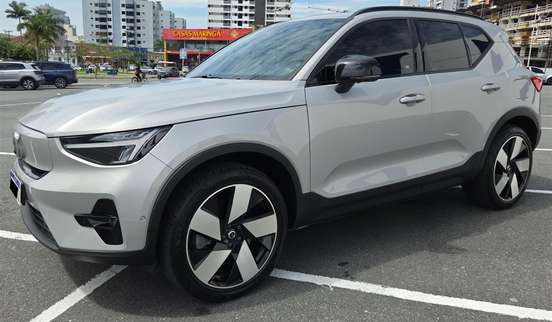 VOLVO-XC40-2023