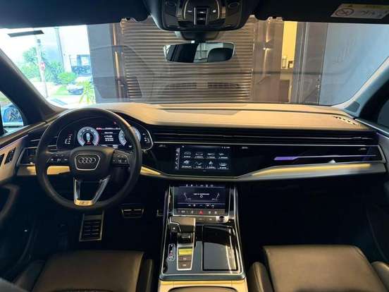 AUDI-Q7-2022