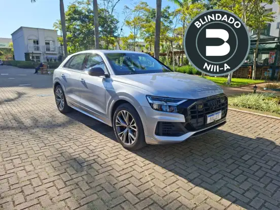 AUDI-Q8-2021
