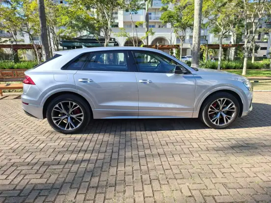 AUDI-Q8-2021