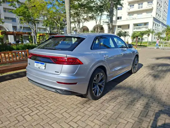 AUDI-Q8-2021