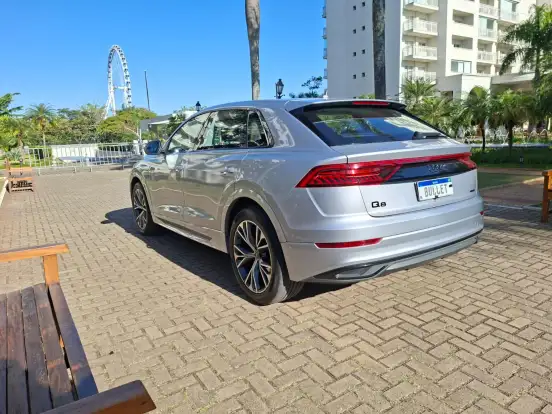 AUDI-Q8-2021