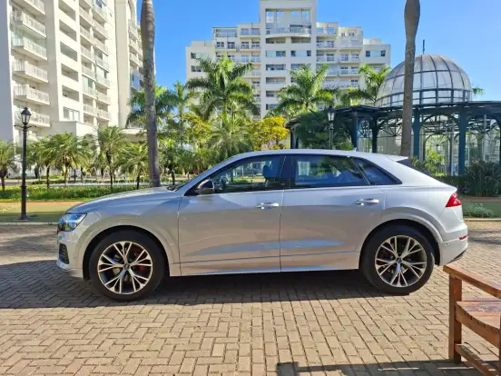 AUDI-Q8-2021